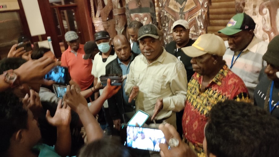 Ketua Lemasko, Gerry Okoare menyampaikan keterangan pers di Rimba Papua Hotel, Selasa (2/11/2022) malam. Foto: Burhan/ Papua60detik