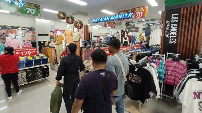 Ramayana Timika sedang bersiap grand opening, Kamis (1/12/2022). Foto: Burhan/ Papua60detik