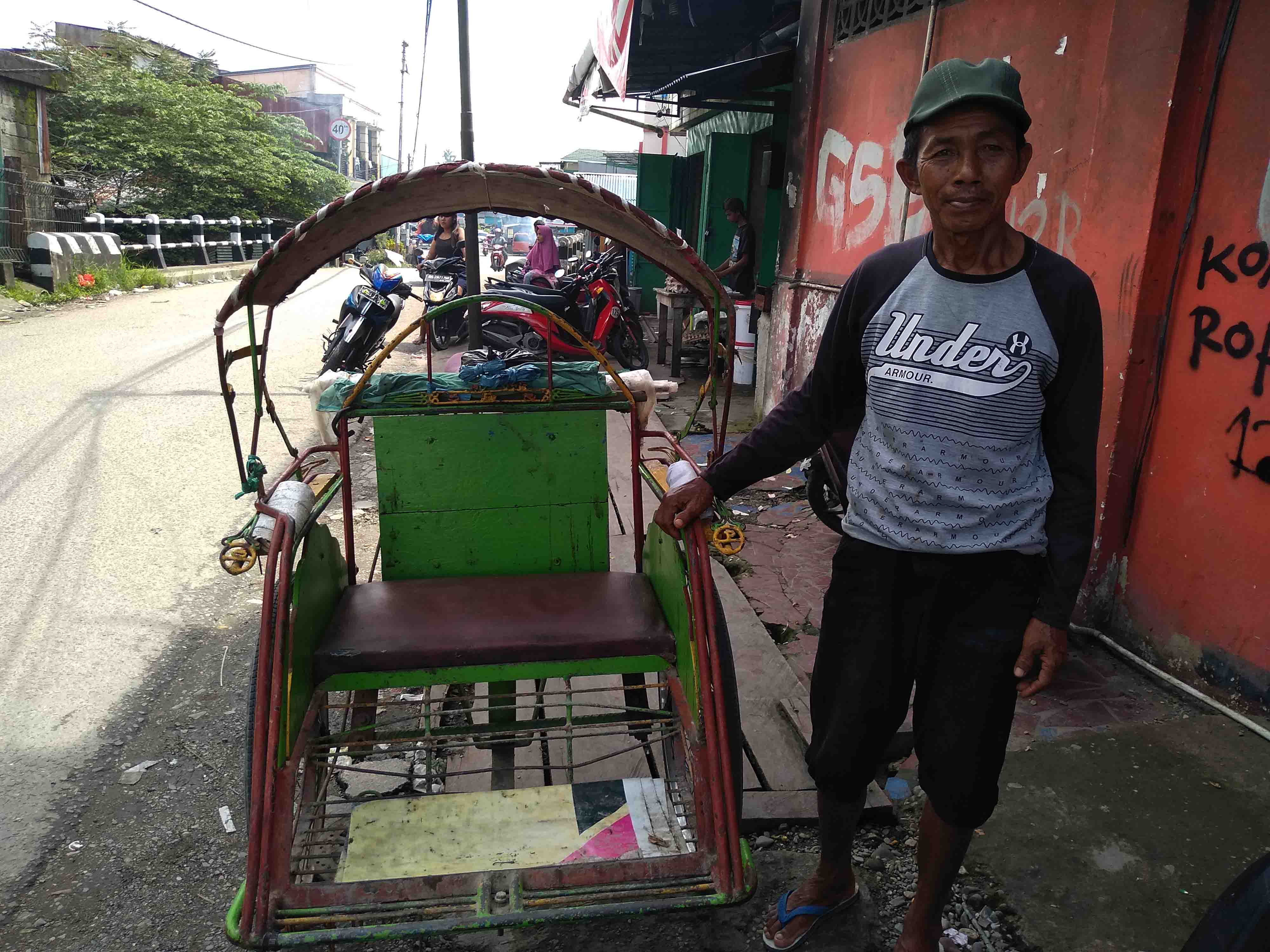 Jumadi, salah satu penarik becak di Kota Timika, Foto: Marsel Balawanga