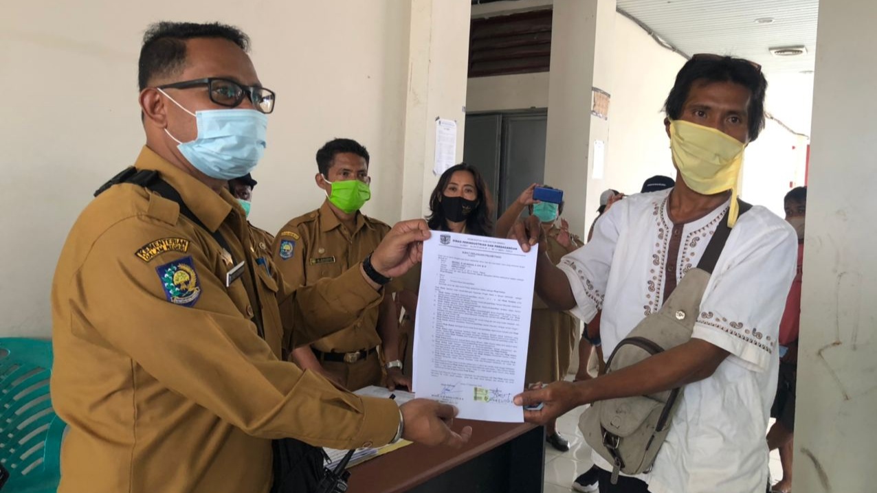 Kepala Disperindag Mimika, Michael R Gomar menunjukkan surat perjanjian pinjam pakai ruko, los, lapak dan meja dengan para pedagang di Pasar Sentral Timika, Jalan Hasanuddin, Senin (07/09/2020).