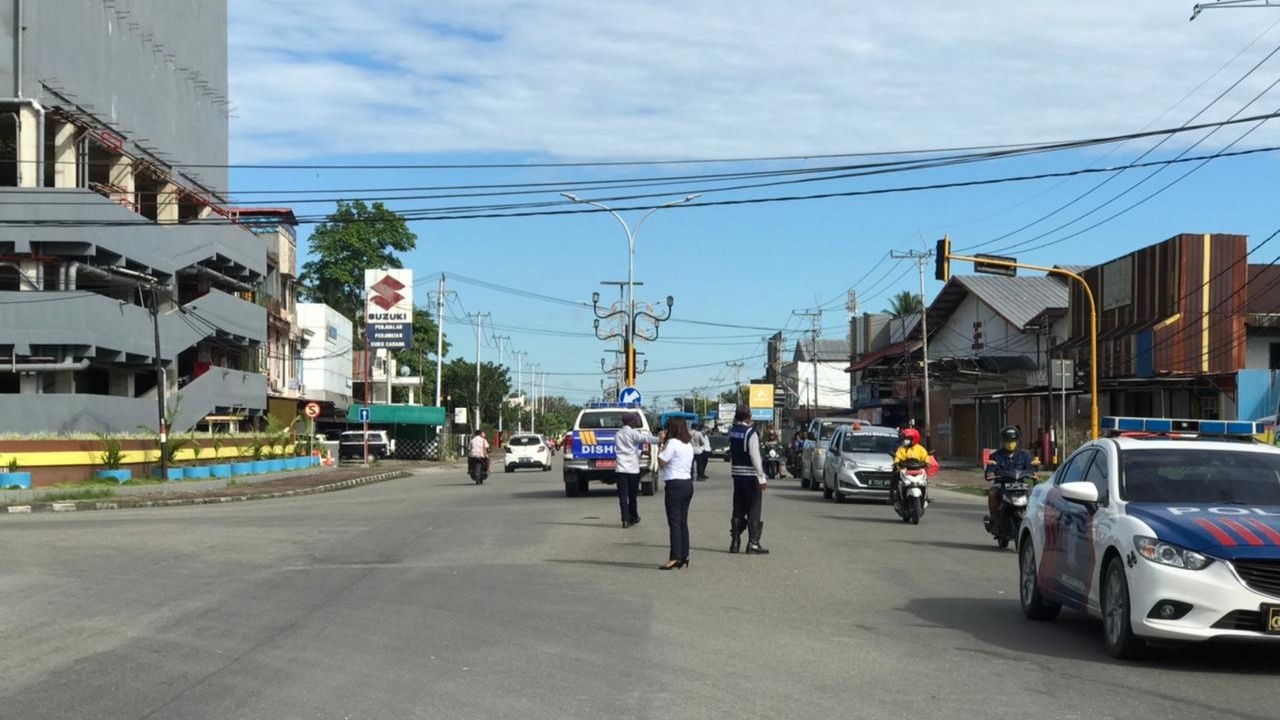 Penerapan satu arah di Jalan Budi Utomo hari pertama, Kamis (1/7/2021). Foto: Anti Patabang/Papua60detik