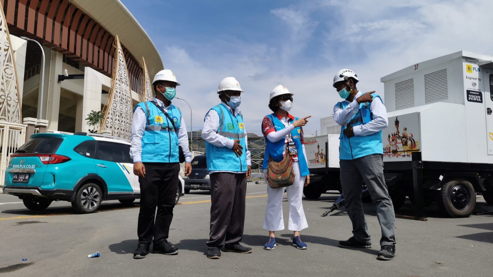 Direktur Manajemen Sumber Daya Manusia PLN, Syofvi F Roekman saat mengunjungi venue Lukas Enembe, Selasa (14/9/2021). Foto: PLN Papua