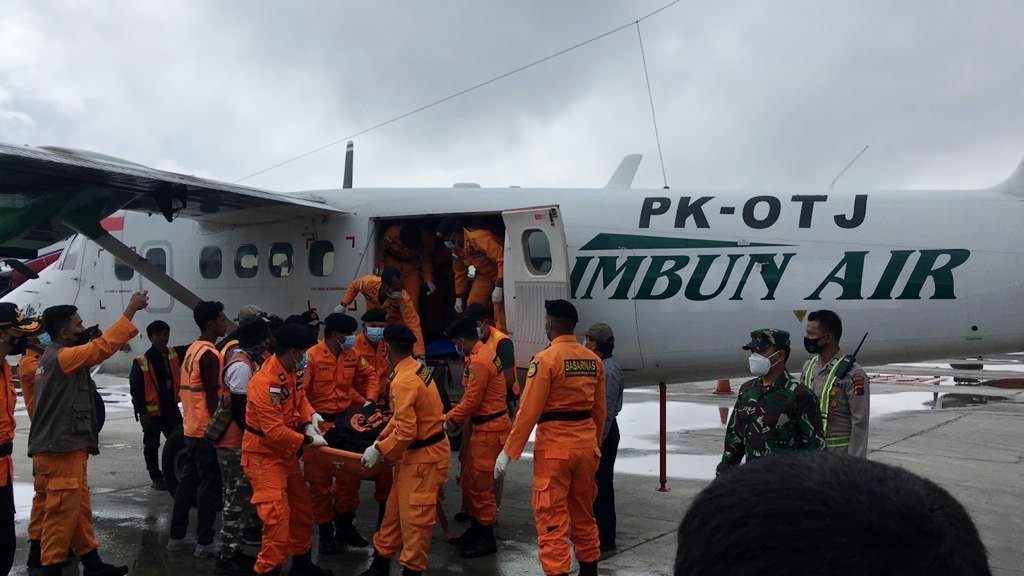 tim-sar-gabungan-temukan-black-box-pesawat-rimbun-air