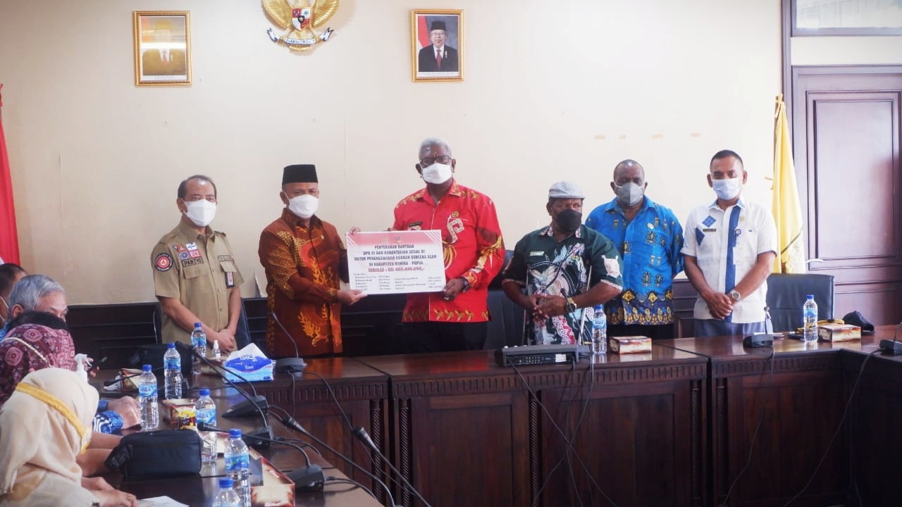 komisi-viii-dpr-ri-bantu-rp403-juta-ke-pemkab-mimika