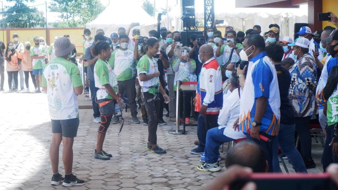 kunjungi-venue-panjat-tebing-lukas-enembe-harus-dapat-emas-bonusnya-1-miliar