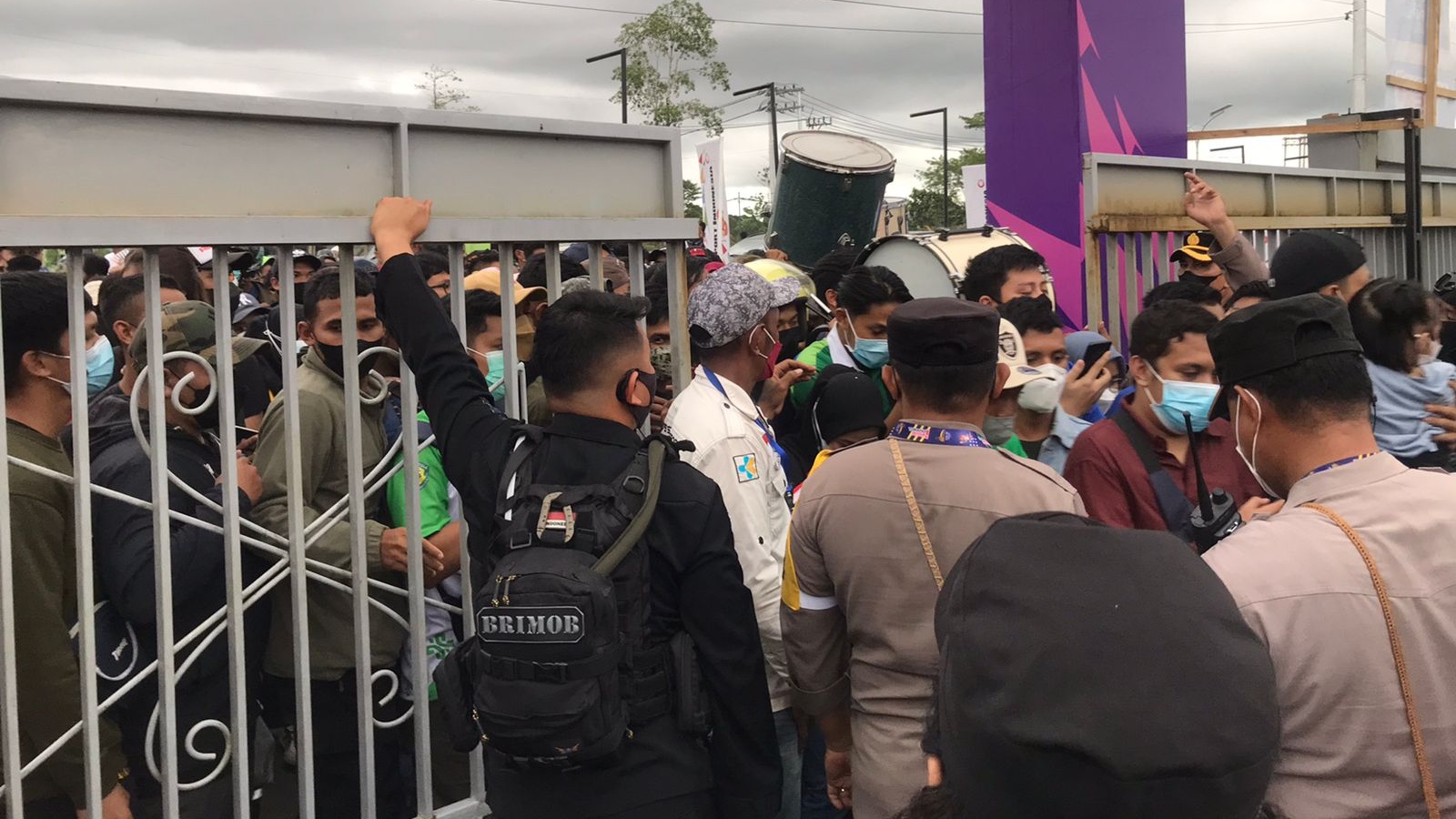 suporter-futsal-pon-xx-kembali-padati-gor