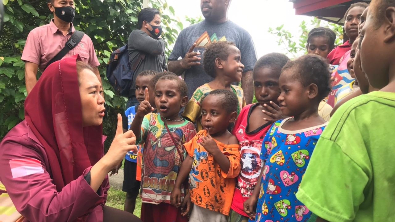 yeni-wahid-temui-anak-anak-papua-di-yayasan-somatoa-timika