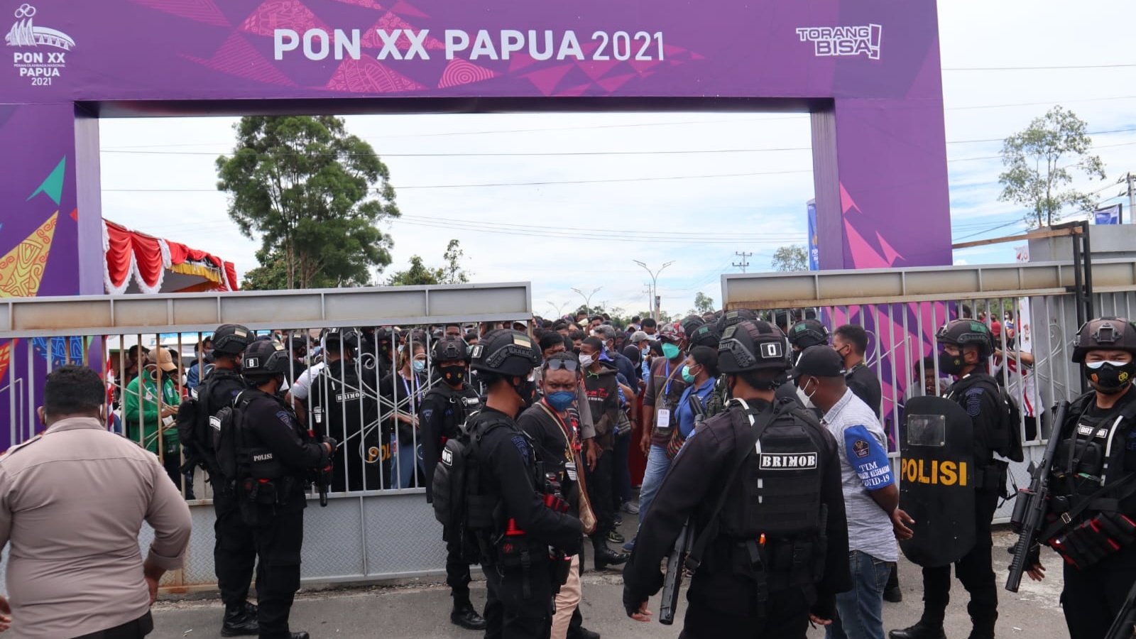 Ratusan supporter memadati pintu masuk GOR Futsal untuk menyaksikan babak semifinal antara Papua dengan Jawa Timur, Jumat (1/10/2021). Foto: Salmawati Bakri/Papua60detik