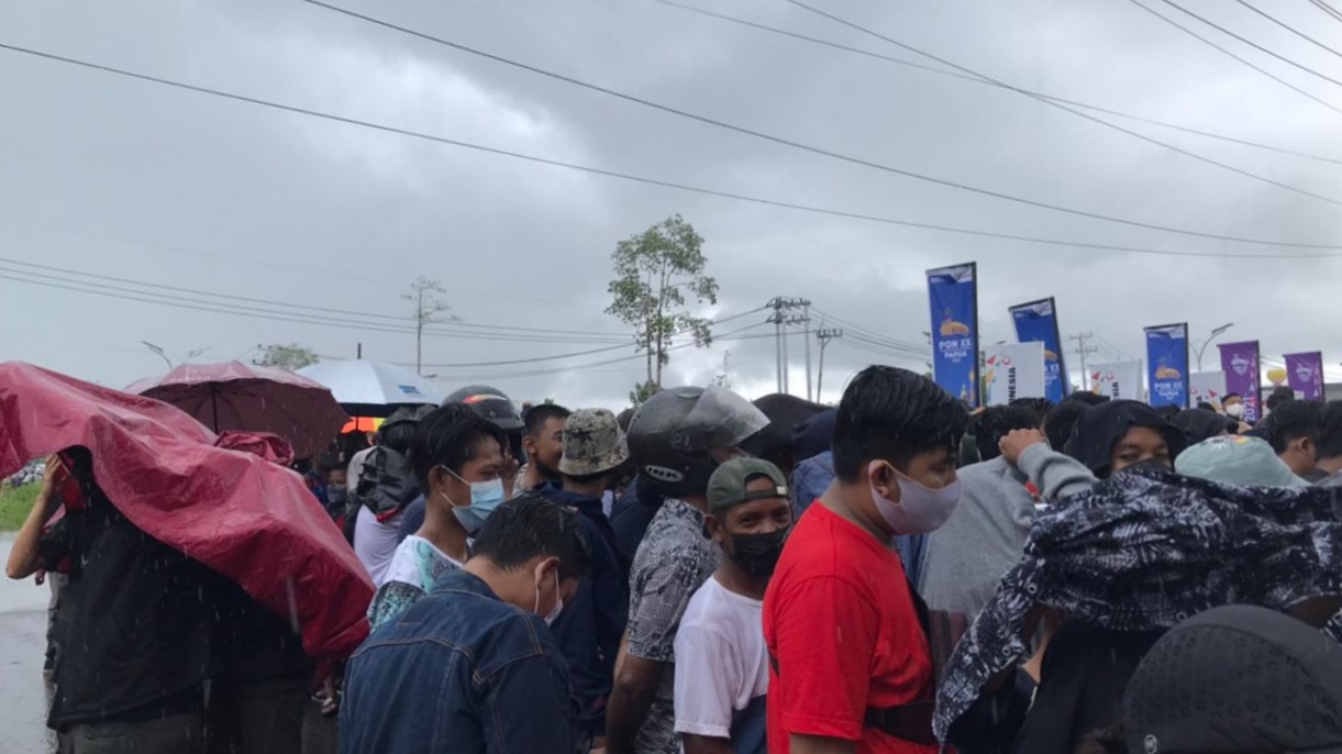 kecewa-tak-bisa-masuk-gor-futsal-warga-nyanyi-buka-pintu-sampai-lempar-batu