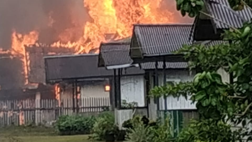 sejumlah-rumah-warga-dan-fasilitas-umum-di-yahukimo-dibakar