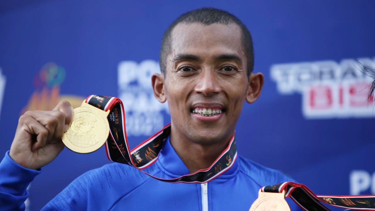 Agus Prayoga meraih emas untuk Jabar di lari 5000 meter Cabor atletik di Mimika Sport Complex, Selasa (5/10/2021). Foto: Humas PPM/Joseph Situmorang