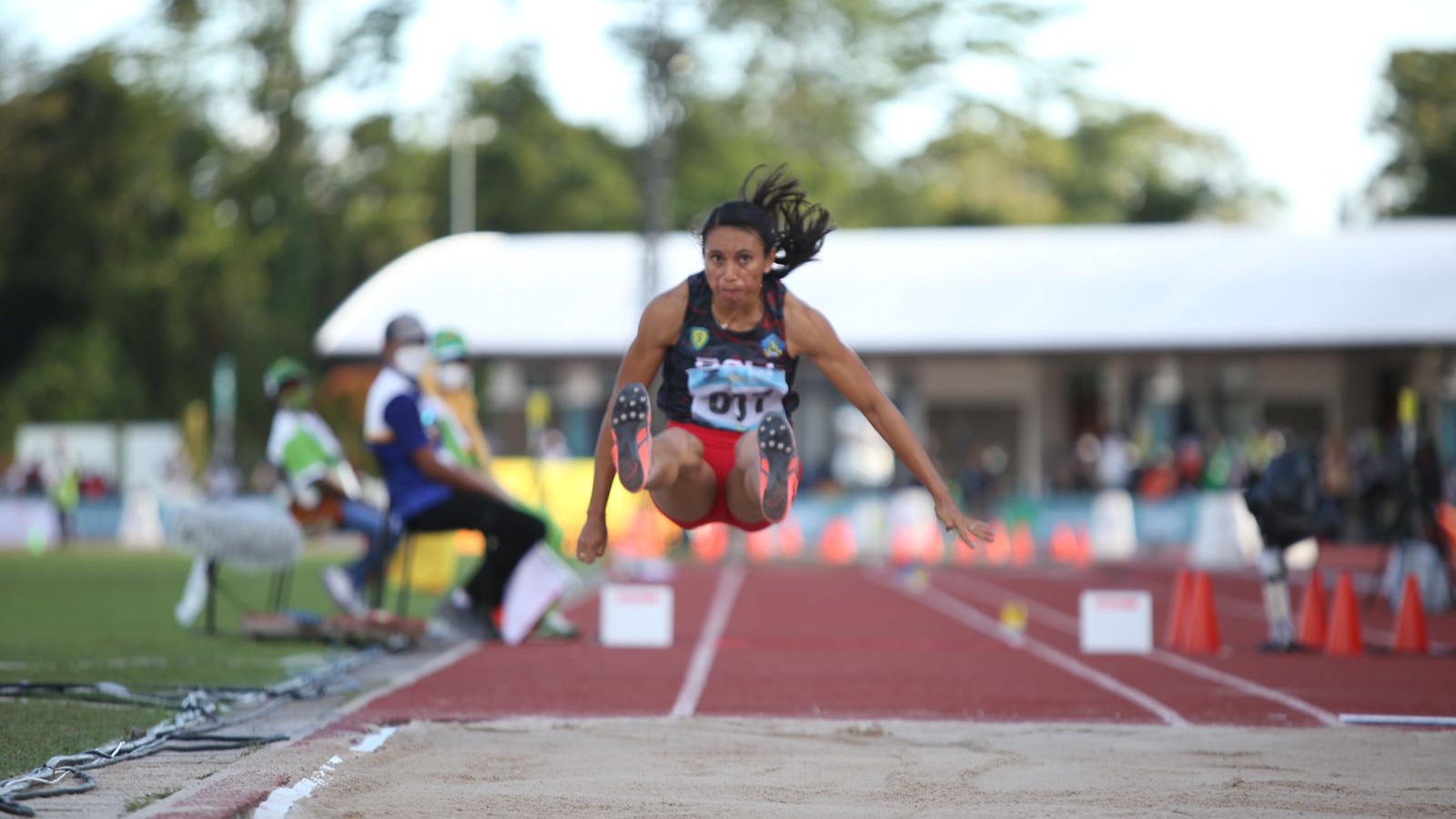 Atlet Bali, Maria Natalia Londa pecahkan rekor PON atas namanya sendiri untuk nomor lompat jangkit PON XX Papua di arena atletik Mimika Sport Complex, Rabu (6/10/2021). Foto: Humas PPM/Joseph Situmorang