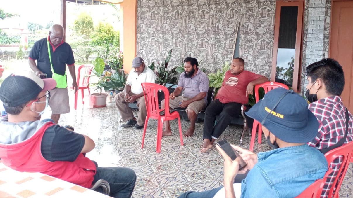 Konferensi pers para mantan anggota DPRD Mimika Periode 2014-2019 di Jalan Cenderawasih, Jumat (8/10/2021). Foto: Fachruddin Aji/papua60detik