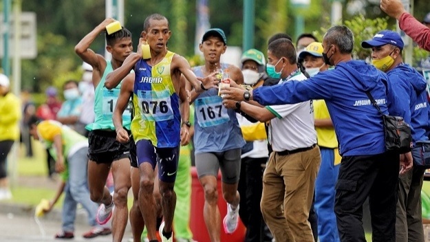 Agus Prayogo asal Jawa barat finis terdepan pada nomor maraton PON XX Papua di lintasan Kuala Kencana, Sabtu (9/10/2021). Foto: Humas PPM/ Fernando Rahawarin