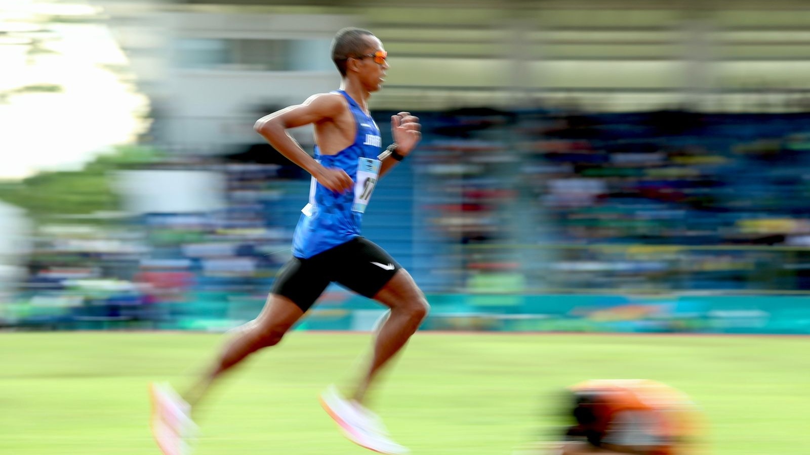 Agus Prayoga menyumbangkan emas ketiganya untuk Jabar usai finis terdepan di nomor lari 10.000 meter pada Pekan Olahraga Nasional (PON) XX Papua di arena atletik Mimika Sport Complex, Selasa (12/10/2021). Foto: Humas PPM/Joseph Situmorang