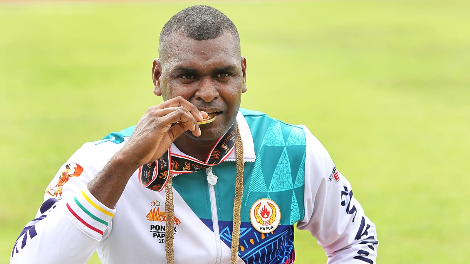 Atlet Papua, Arnoldus Gawai Kaize meraih medali emas pada nomor Lempar Cakram Putra PON XX  di Stadion Atletik Mimika Sport Complex, Rabu pagi (13/10/2021). Foto: PB PON XX Papua/Ady Sesotya