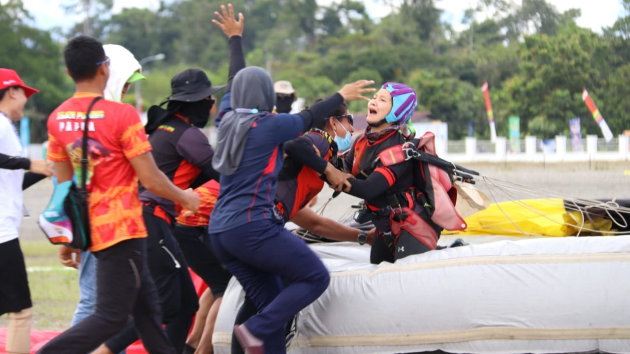 ni-putu-irma-sumbang-emas-kedua-untuk-papua-di-cabor-terjun-payung