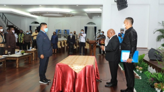 ridwan-rumasukun-resmi-jabat-sekda-definitif-provinsi-papua