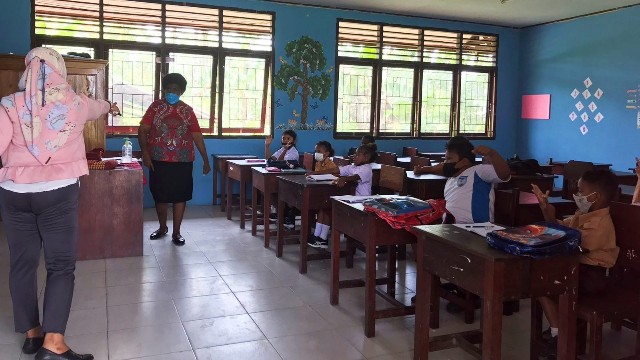 siswa-kelas-iii-belum-bisa-baca-sd-inpres-inauga-buka-les