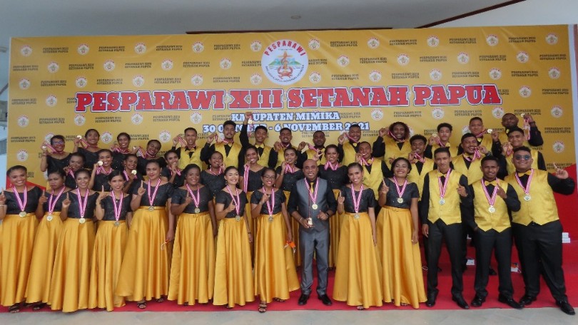 semua-dapat-emas-di-kategori-paduan-suara-remaja-kabupaten-jayapura-terbaik