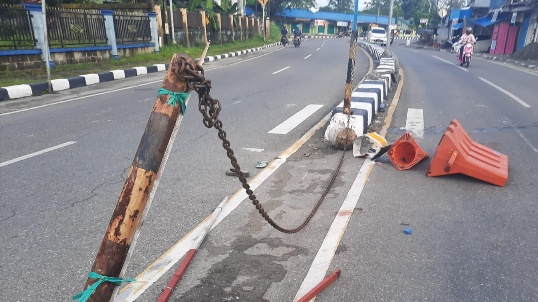 tabrak-median-jalan-seorang-pengendara-motor-tewas