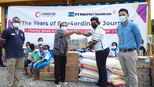 hut-ke-4-mind-id-berbagi-makanan-tambahan-kepada-siswa-di-timika