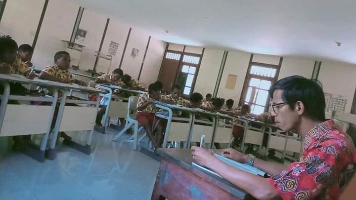 momen-hari-guru-ini-cerita-antonius-saba-patasik-mengajar-di-pedalaman-papua