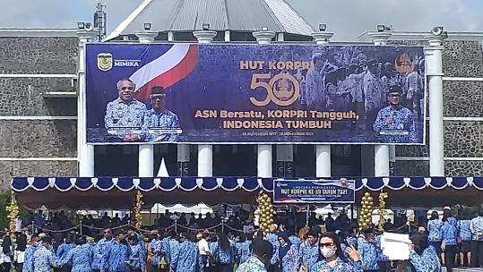 bendera-merah-putih-terbalik-di-hut-korpri-ini-kata-sekda-mimika