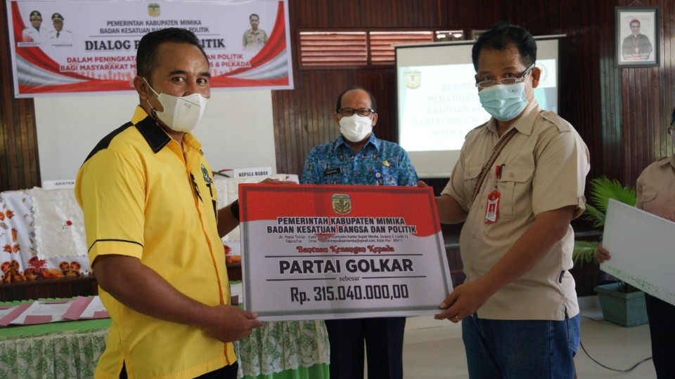 pemda-mimika-serahkan-rp16-miliar-kepada-10-parpol