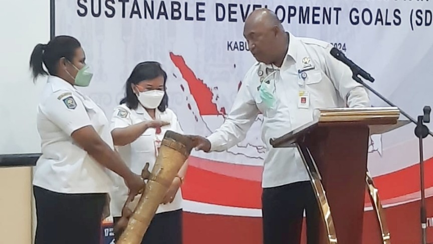 Yulianus Sasarari bersama Kepala Bappeda Kabupaten Mimika, Yohana Paliling, membuka rapat pleno koordinasi lintas pilar dalam penyusunan RAD TPB Mimika tahun 2020-2024, Selasa (8/12/2021). Foto: Corpcom PTFI
