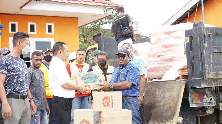 Penyerahan bantuan kemanusiaan PTFI untuk masyarakat terdampak bencana di Distrik Amar dan Kampung Atuka di kantor BPBD Mimika, Rabu (12/1/2022), diterima oleh Kepala BPBD Mimika, Yosias Lossu. Foto: Corpcom PTFI