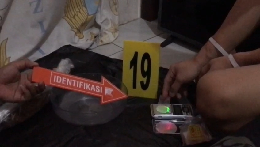 Capt: Rekonstruksi pembuatan narkotika jenis tembakau sintetis di kamar tersangka ISM alias Irfan di Gang Toba Jalan Pattimura, Sabtu (15/1/2022). Foto: Salmawati Bakri/ Papua60detik