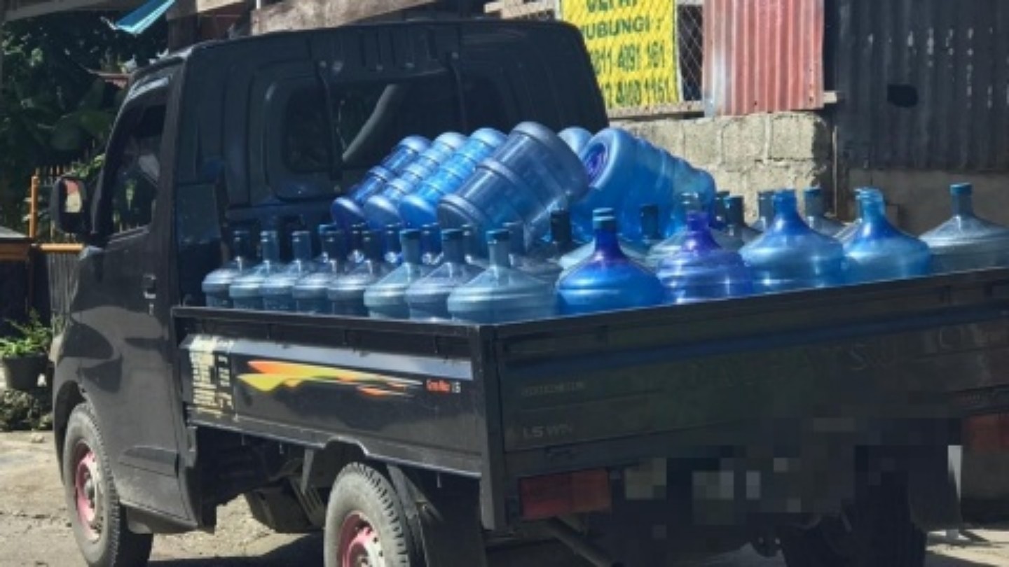 Mobil pengantar air galon di Kota Timika, Selasa (25/1/2022).  Foto: Anti Patabang/ Papua60detik