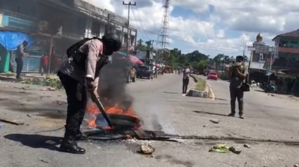 bongkar-paksa-blokade-jalan-polisi-keluarkan-tembakan-peringatan