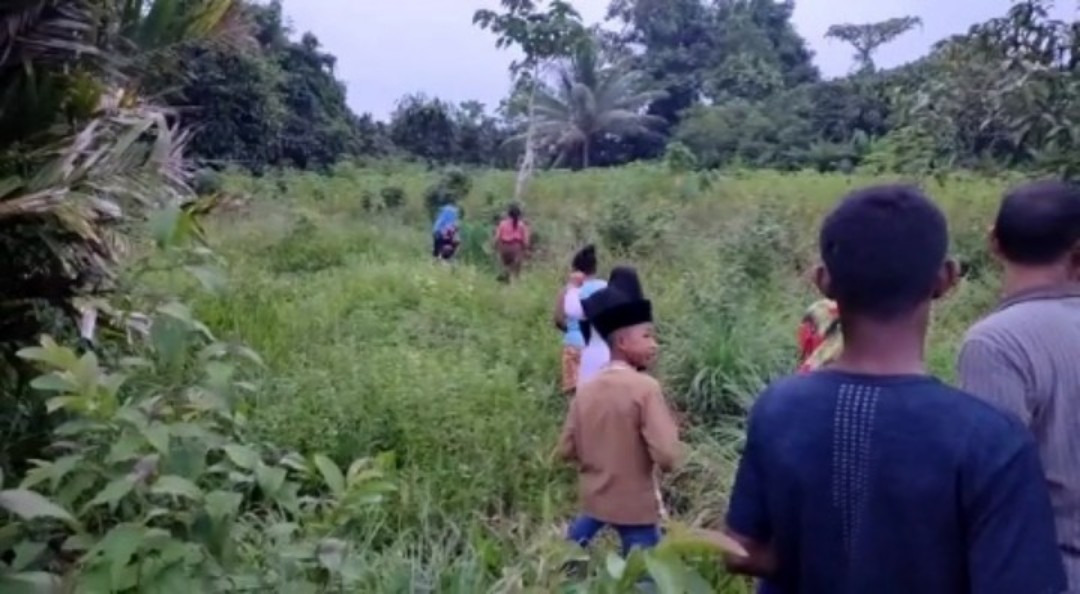 dibantu-polisi-jasad-yospina-dimakamkan