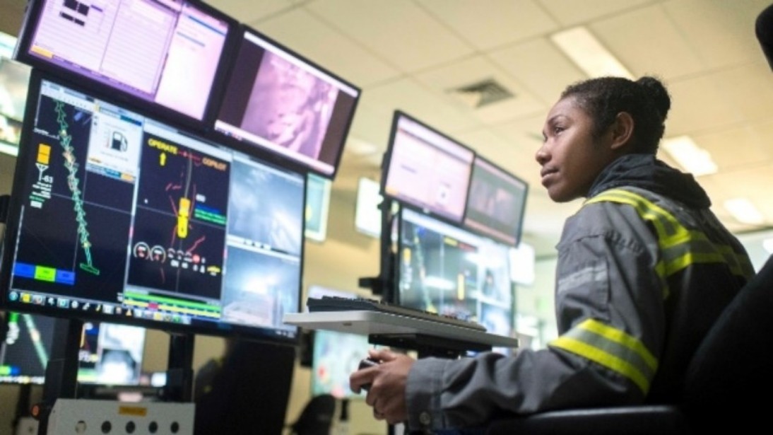 Seorang karyawati Divisi Underground PTFI mengontrol alat minegem, mengoperasikan alat berat dari jarak jauh yang berada di dalam tambang bawah tanah guna mengurangi risiko kecelakaan kerja. Foto: Corpcom PTFI