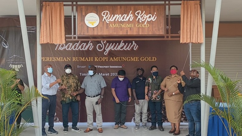 Launching Rumah Kopi Amungme Gold di Jalan Malcon Timika Indah 1, Senin (14/3/2022). Foto: Burhan/ Papua60detik