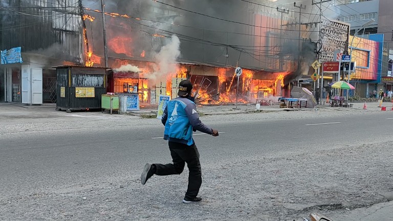 pusat-pertokoan-di-jalan-budi-utomo-terbakar