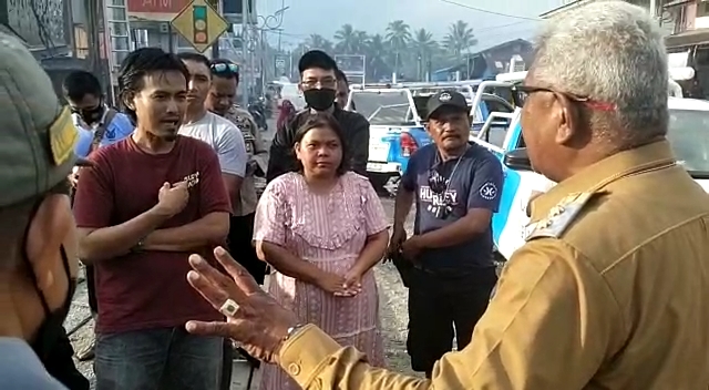 curhat-korban-kebakaran-ke-wabup-john-rettob-kami-tak-punya-apa-apa-lagi