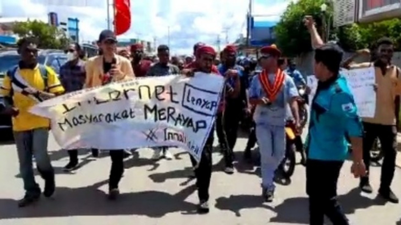 Aliansi Mahasiswa Merauke melakukan unjuk rasa di Kantor Dewan Perwakilan Rakyat Daerah (DPRD) Kabupaten Merauke, Papua pada Senin (28/4/2022).  Foto: Eman Riberu/ Papua60detik