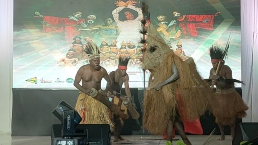 Performance salah satu sanggar tari pada pembukaan Tifa 2022 di Gedung Eme Neme Yauware, Jumat (6/5/2022). Foto: Burhan/ Papua60detik