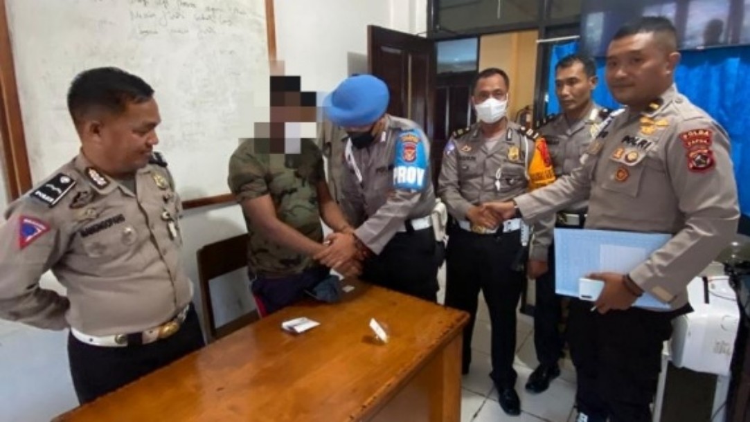 oknum-polisi-pelaku-tabrak-lari-di-jayapura-akhirnya-serahkan-diri
