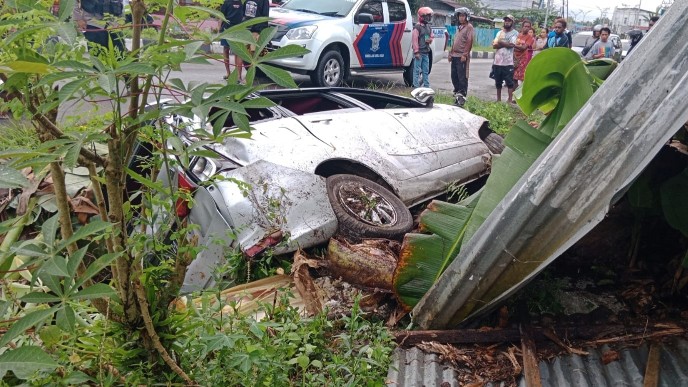 Satu unit mobil Avanza tergeletak di dalam parit di persimpangan jalan SP1-SP4, Rabu (18/5/2022) pagi. Foto: Satlantas Polres Mimika