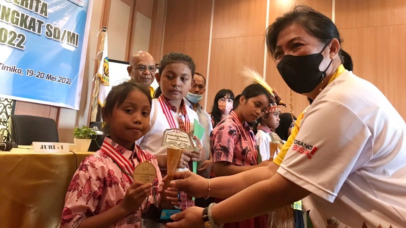 aryani-wermasubun-juara-1-lomba-cerita-rakyat