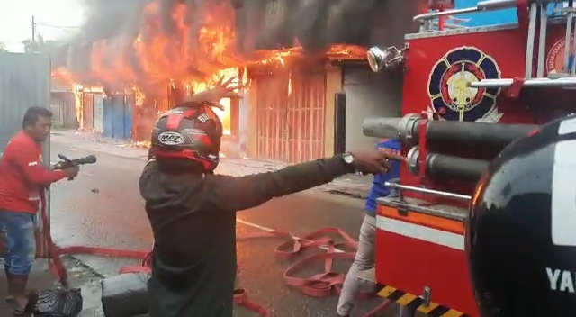 rumah-dan-petakan-kos-di-jalan-busiri-hangus-terbakar