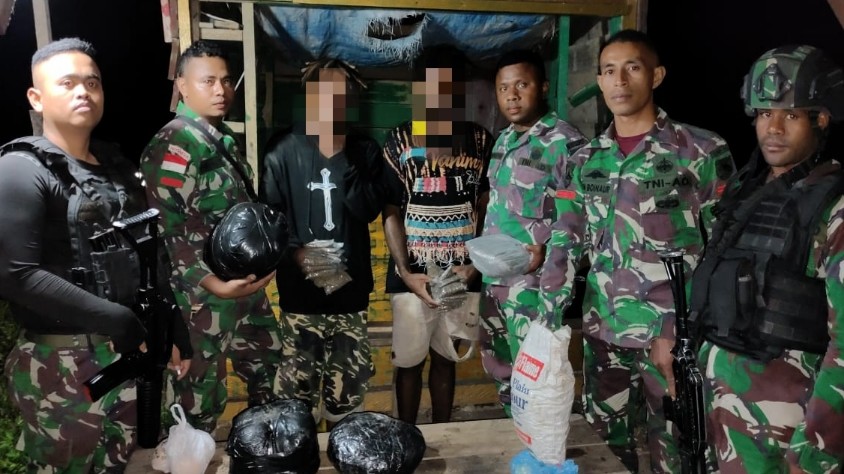 anggota-tni-tangkap-pemuda-bawa-ganja-di-perbatasan-ri-png
