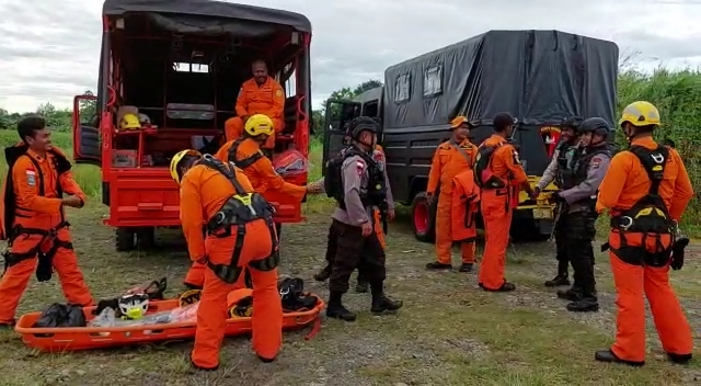 cari-satu-korban-tim-sar-sisir-area-helikopter-berputar-sebelum-jatuh