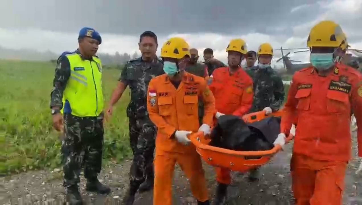 Proses evakuasi korban kecelakaan helikopter Puskesmas keliling Pemkab Mimika di lapangan terbang Lanud Yohanis Kapiyau, Kamis (9/6/2022). Foto: Salmawati Bakri/ Papua60detik