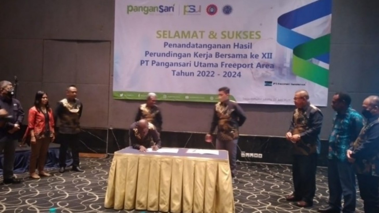 Penandatanganan PKB oleh serikat pekerja dan Manajemen PT Pangansari Utama di Swissbell Hotel Jakarta, Kamis (9/6/2022). Foto: PT Pangansari Utama