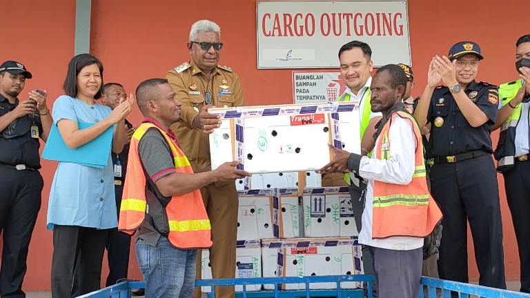 Wakil Bupati Mimika, Johannes Rettob melaunching ekspor perdana kepiting bakau (karaka) ke Shanghai Cina di Bandara Mozes Kilangin, Senin (13/6/2022). Foto: Burhan/ Papua60detik